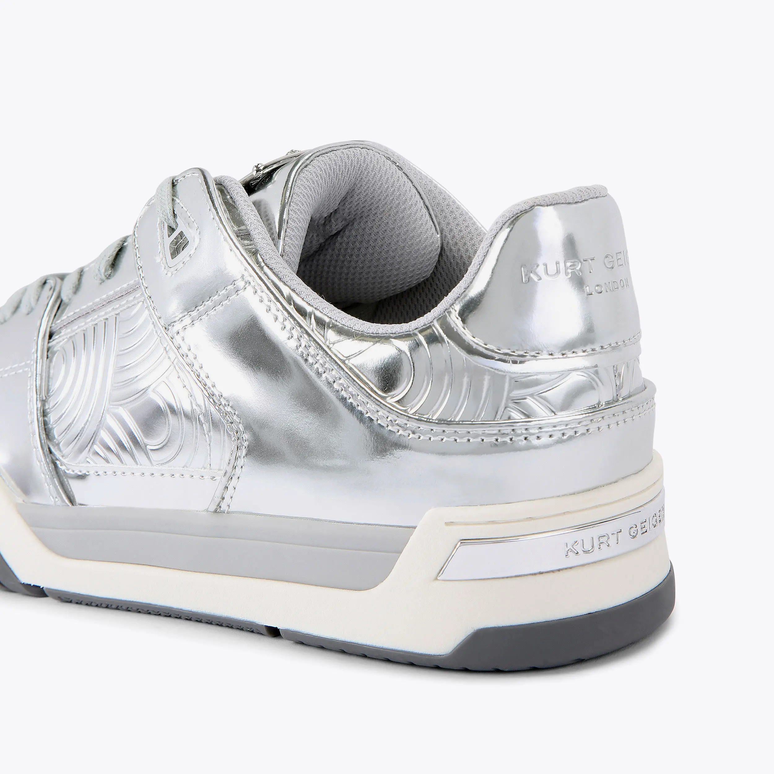 10484-regan-plaque-sneaker-1.webp